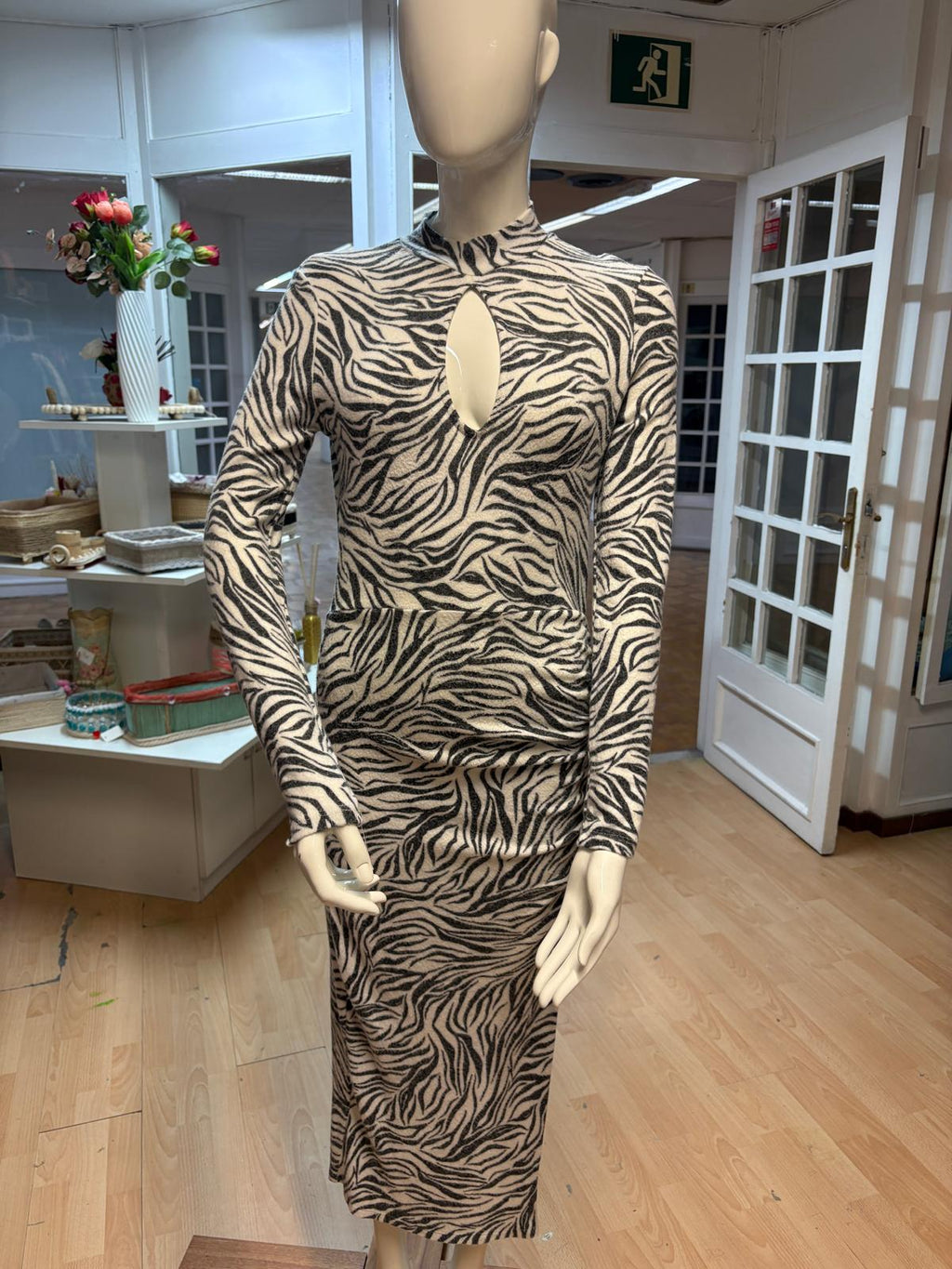 VESTIDO BERSHKA TALLA M GRIS Y BLANCO