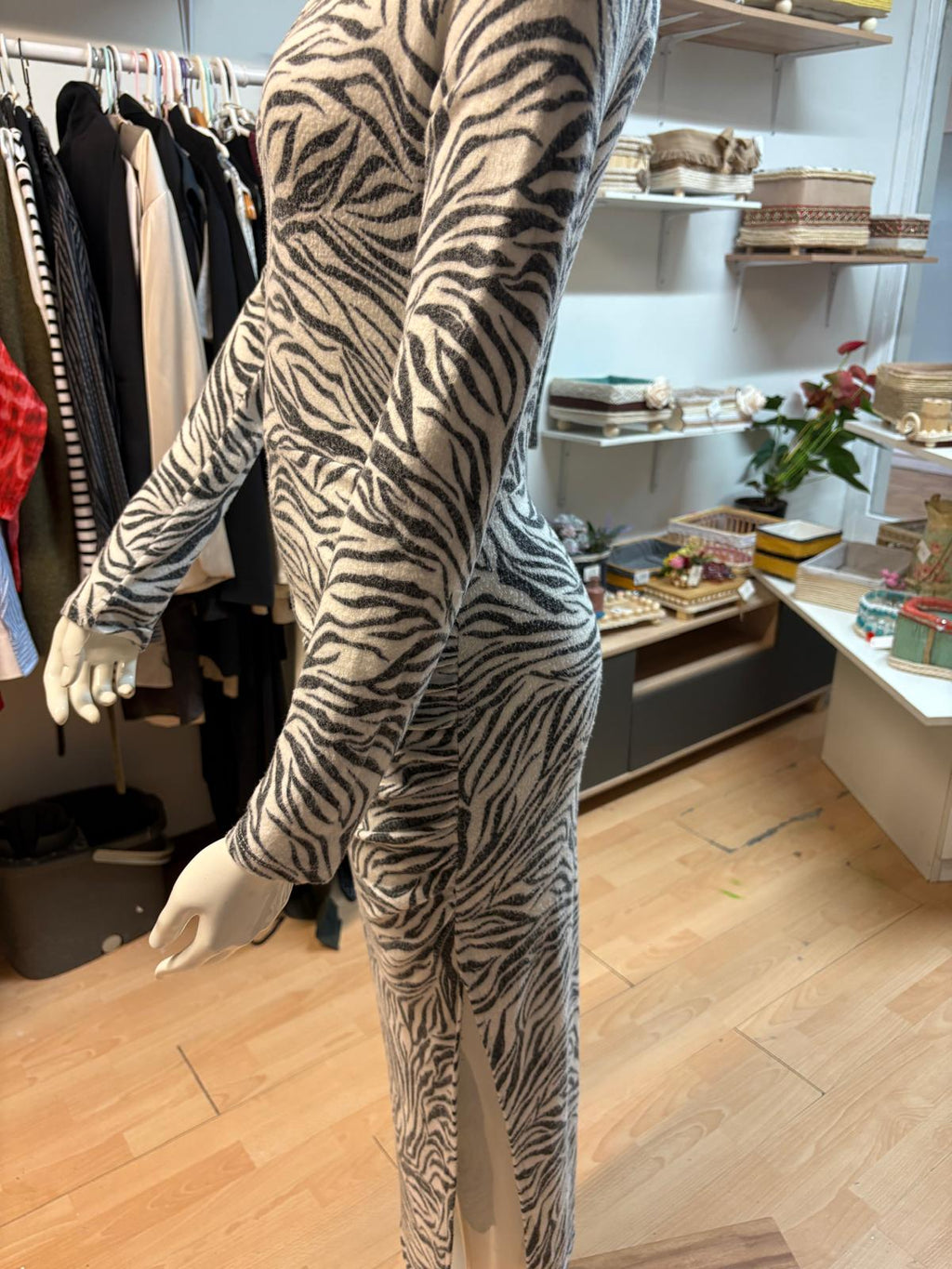 VESTIDO BERSHKA TALLA M GRIS Y BLANCO