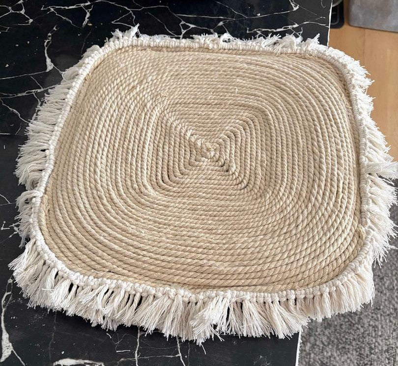 CENTRO DE MESA, MANTEL  CUADRADO CON CUERDA Y FLECOS  REF 17