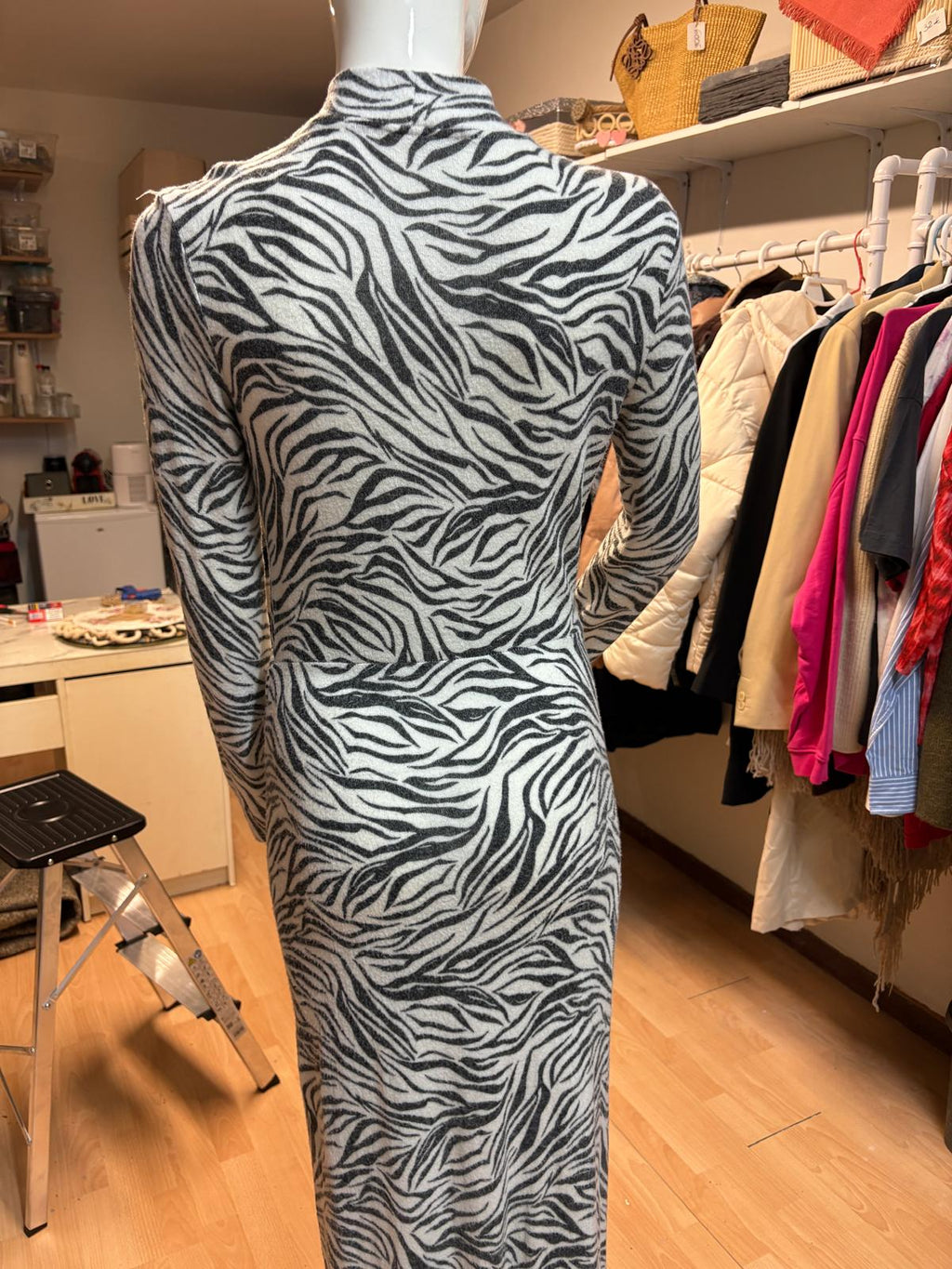 VESTIDO BERSHKA TALLA M GRIS Y BLANCO