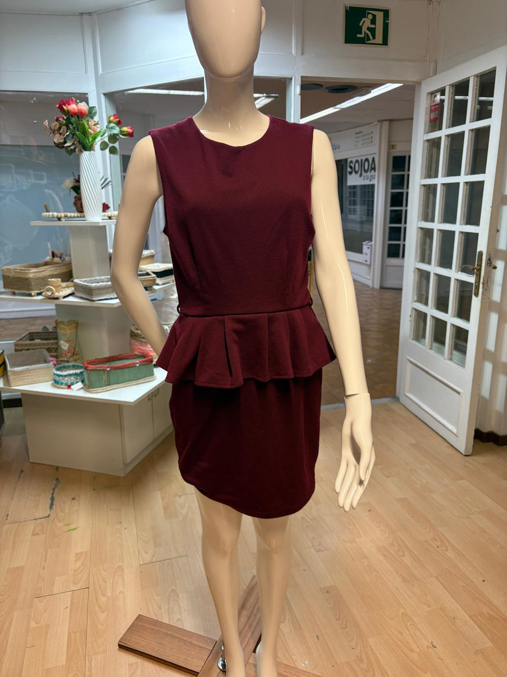 VESTIDO GRANATE CON VOLANTE