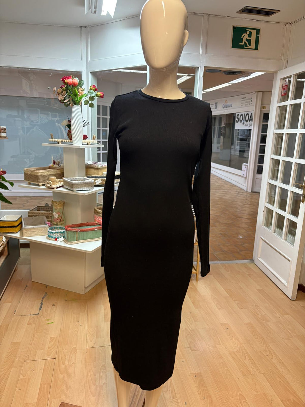 VESTIDO NEGRO PULL AND BEAR  TALLA L