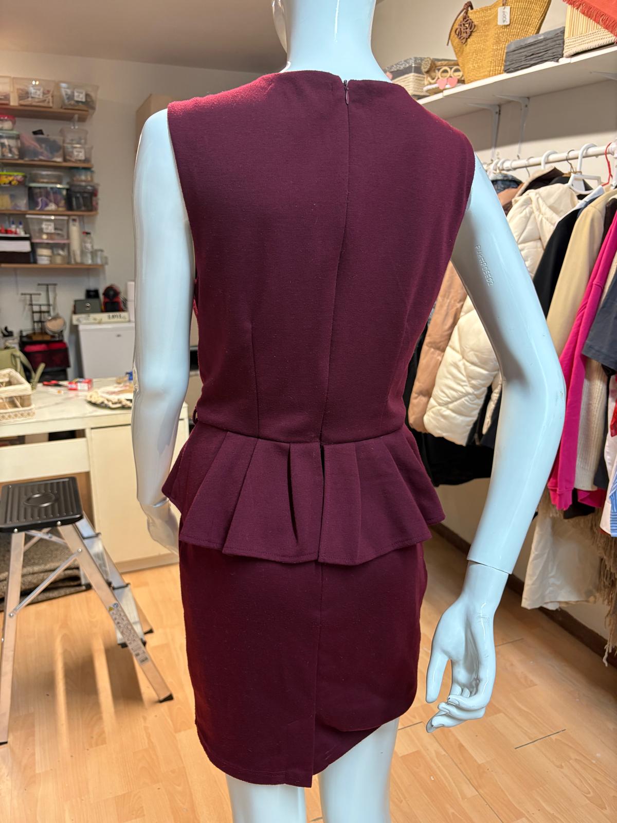 VESTIDO GRANATE CON VOLANTE