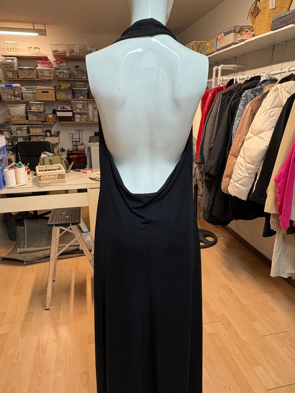 VESTIDO  NEGRO ESPALDA DESCUBIERTA MANGO