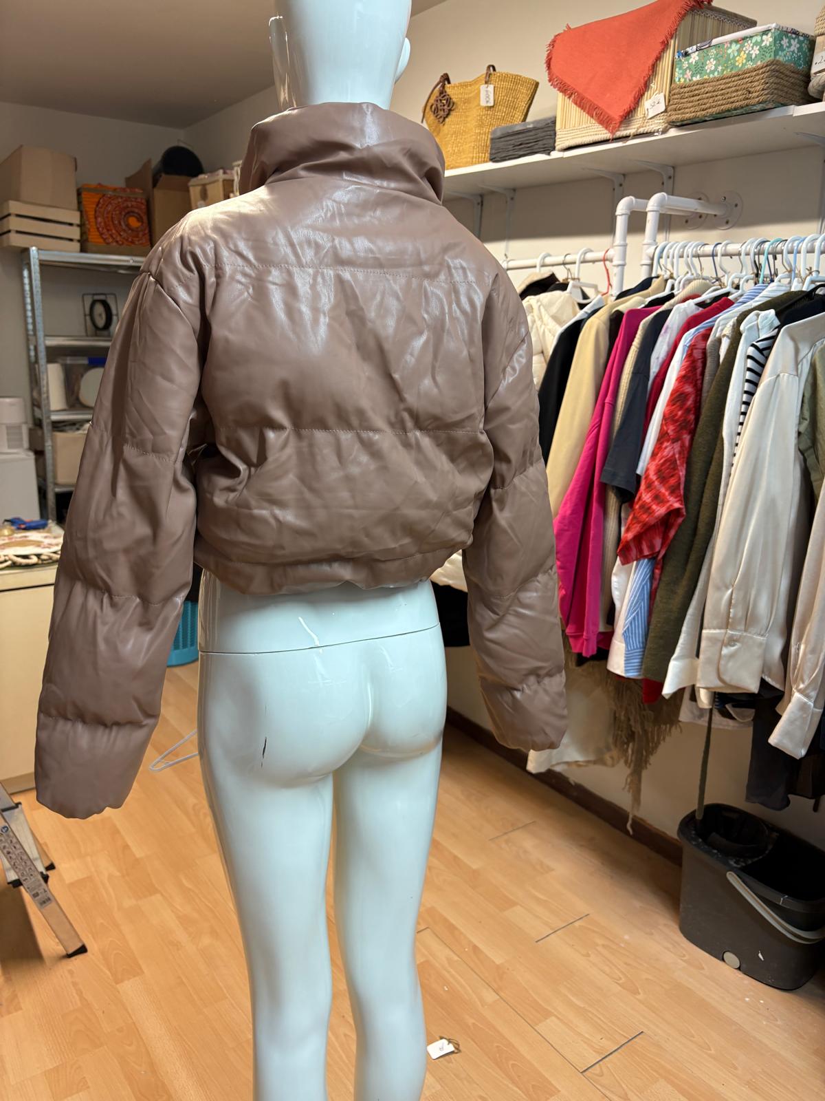 CHAQUETA CORTA  TIPO PIEL  TALLA M