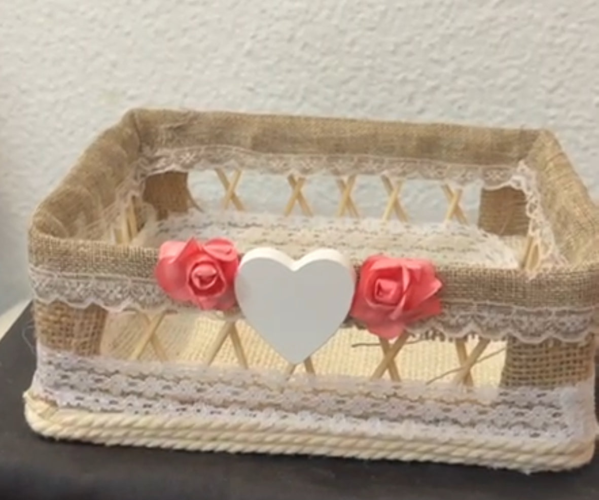 Cesta Decorativa de Mimbre detalle rosas y corazon  REF05.