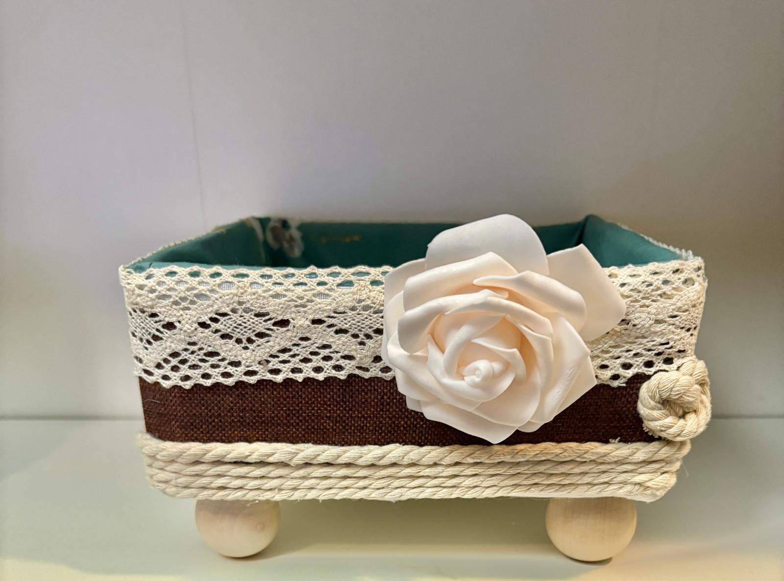 Cesta Decorativa con Flor y Detalles Elegantes REF 08
