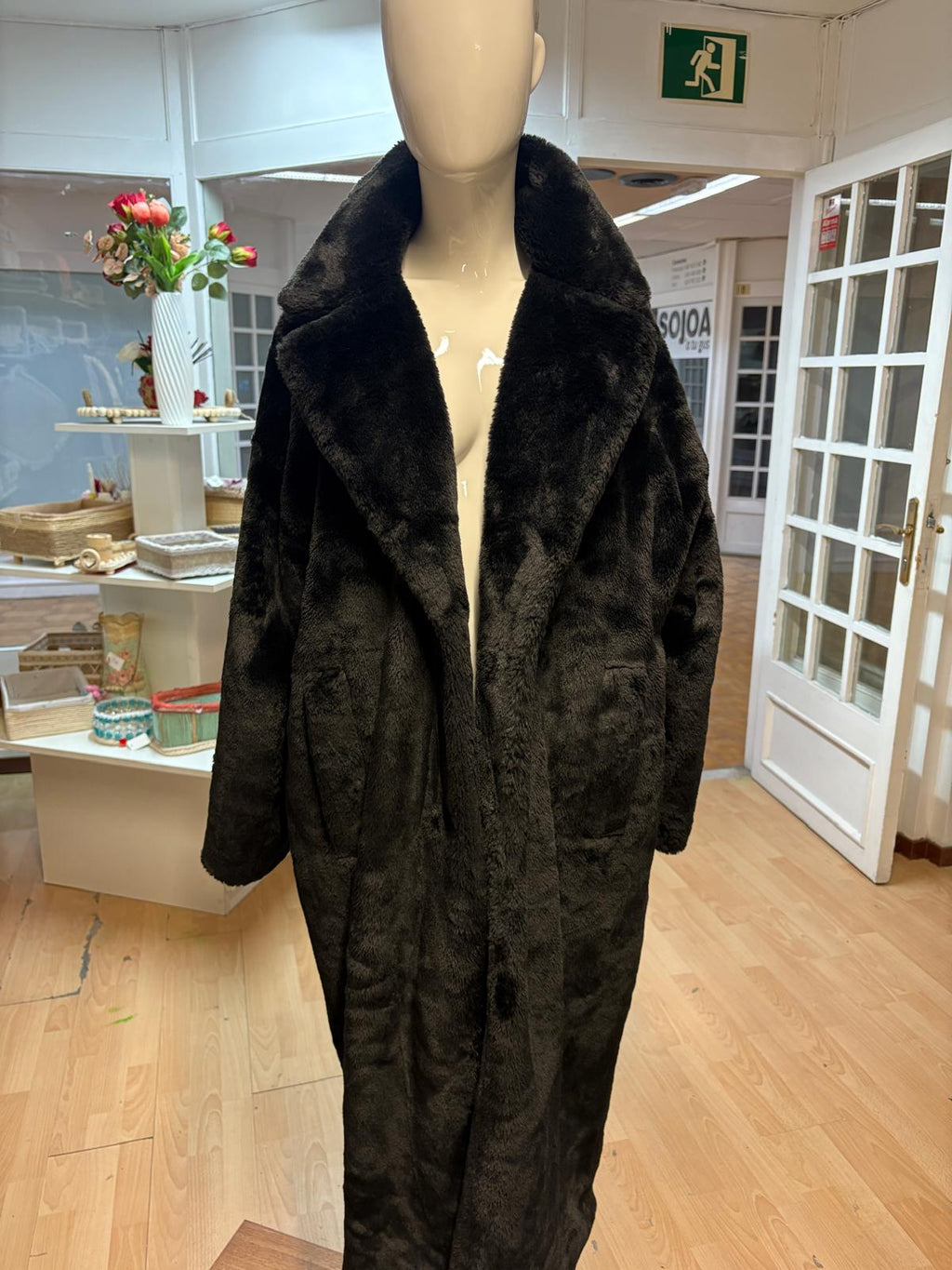 ABRIGO NEGRO DE PELO TALLA M