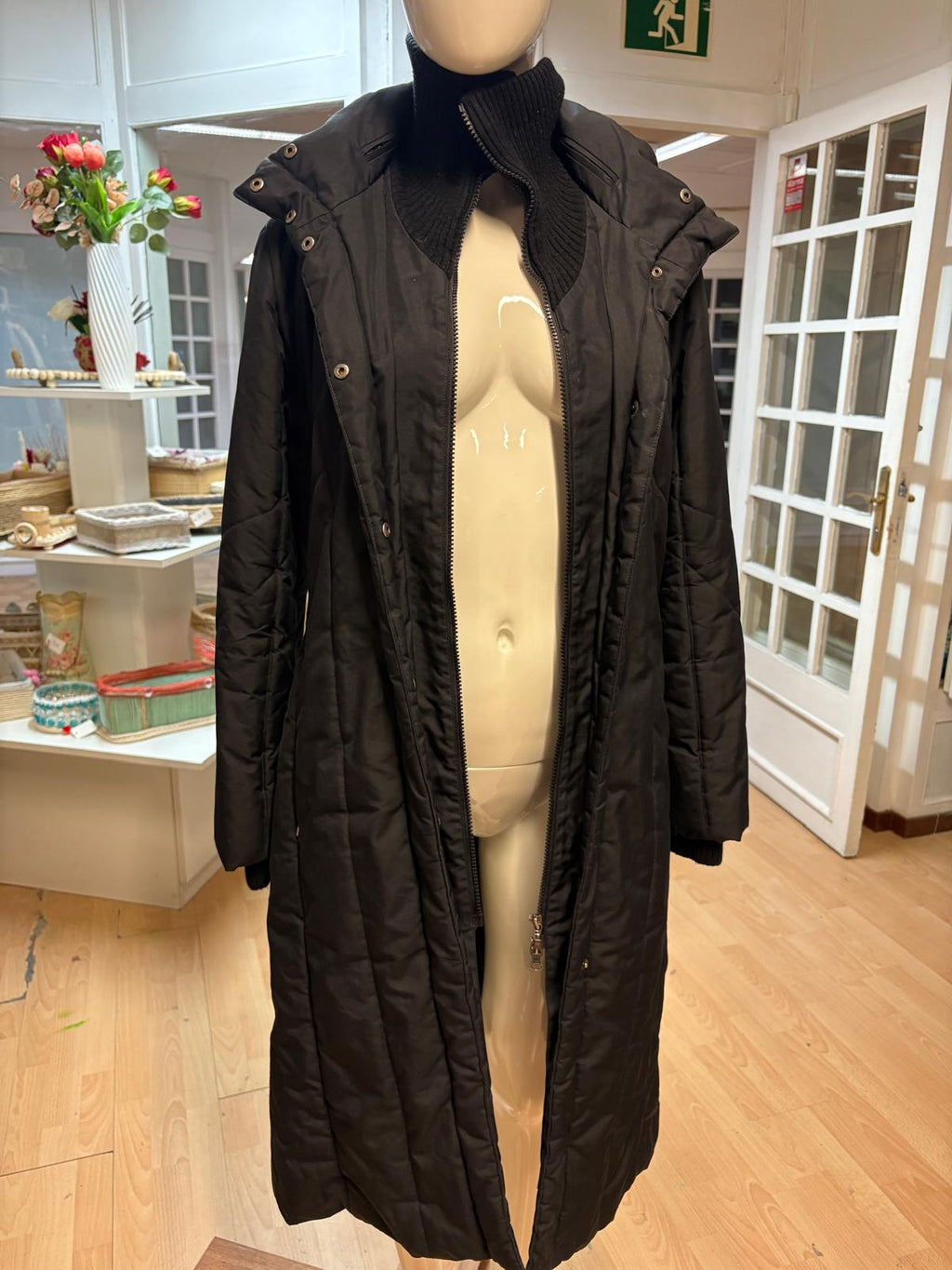 ABRIGO NEGRO ACOLCHADO LARGO MANGO