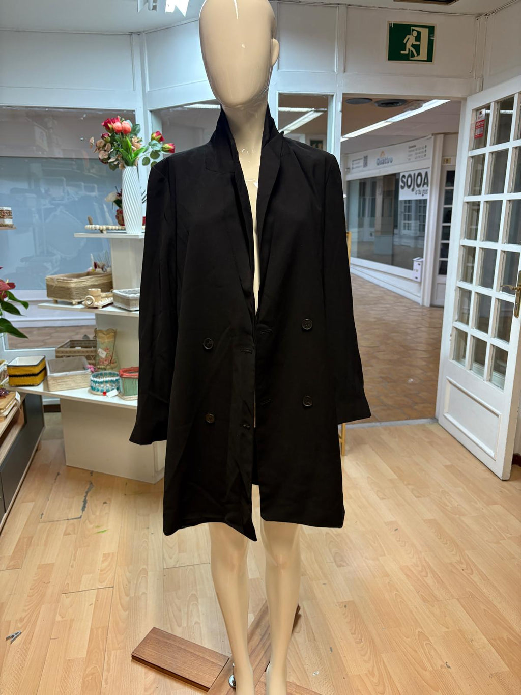 CHAQUETA AMERICANA LARGA NEGRA  MANGO