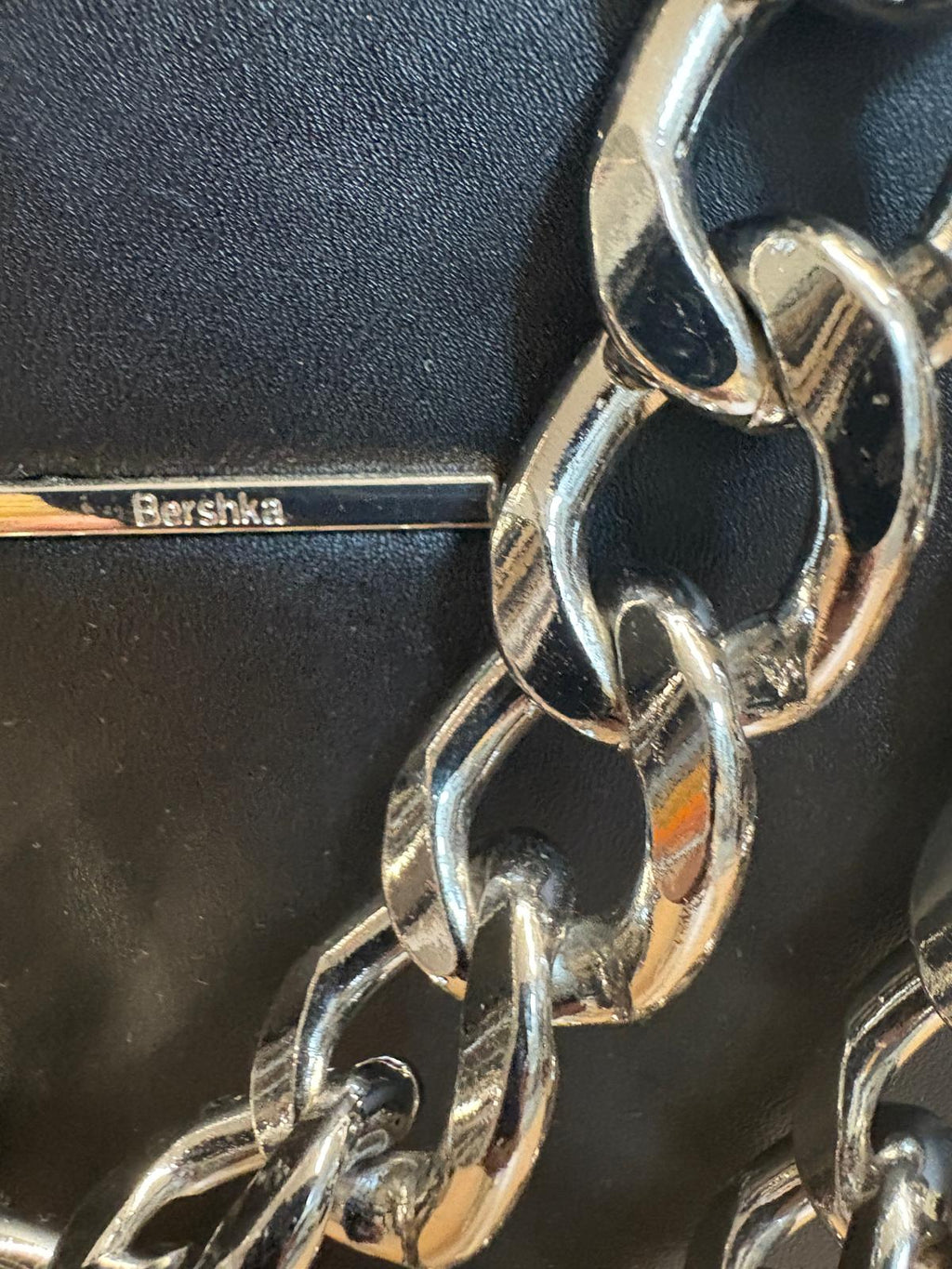 BOLSO NEGRO CON CADENA BERSHKA