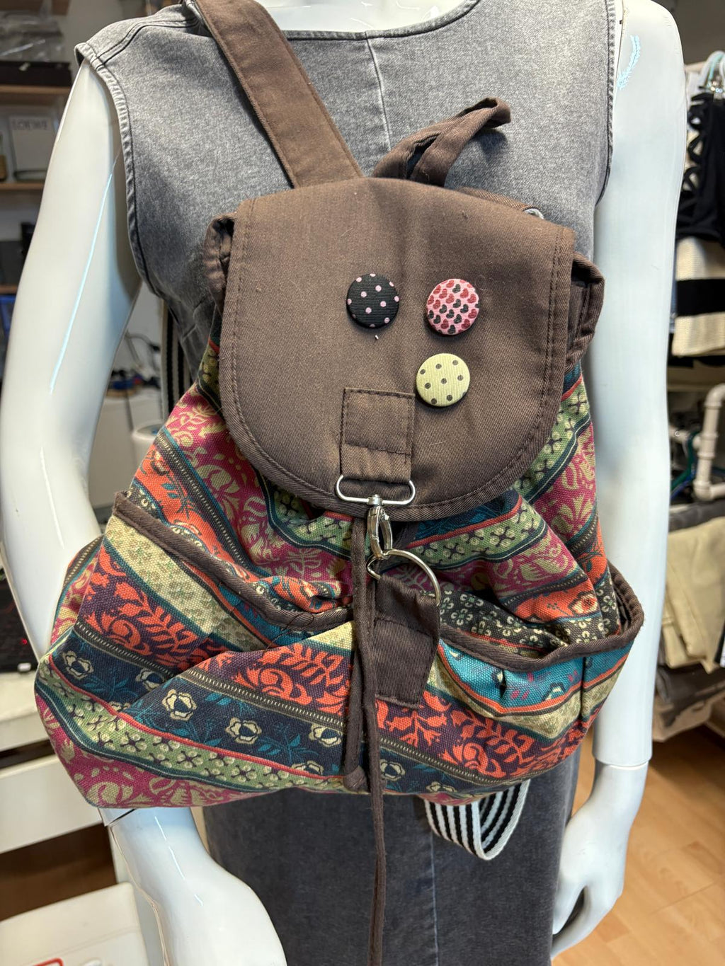 MOCHILA COLORES Y BOTONES