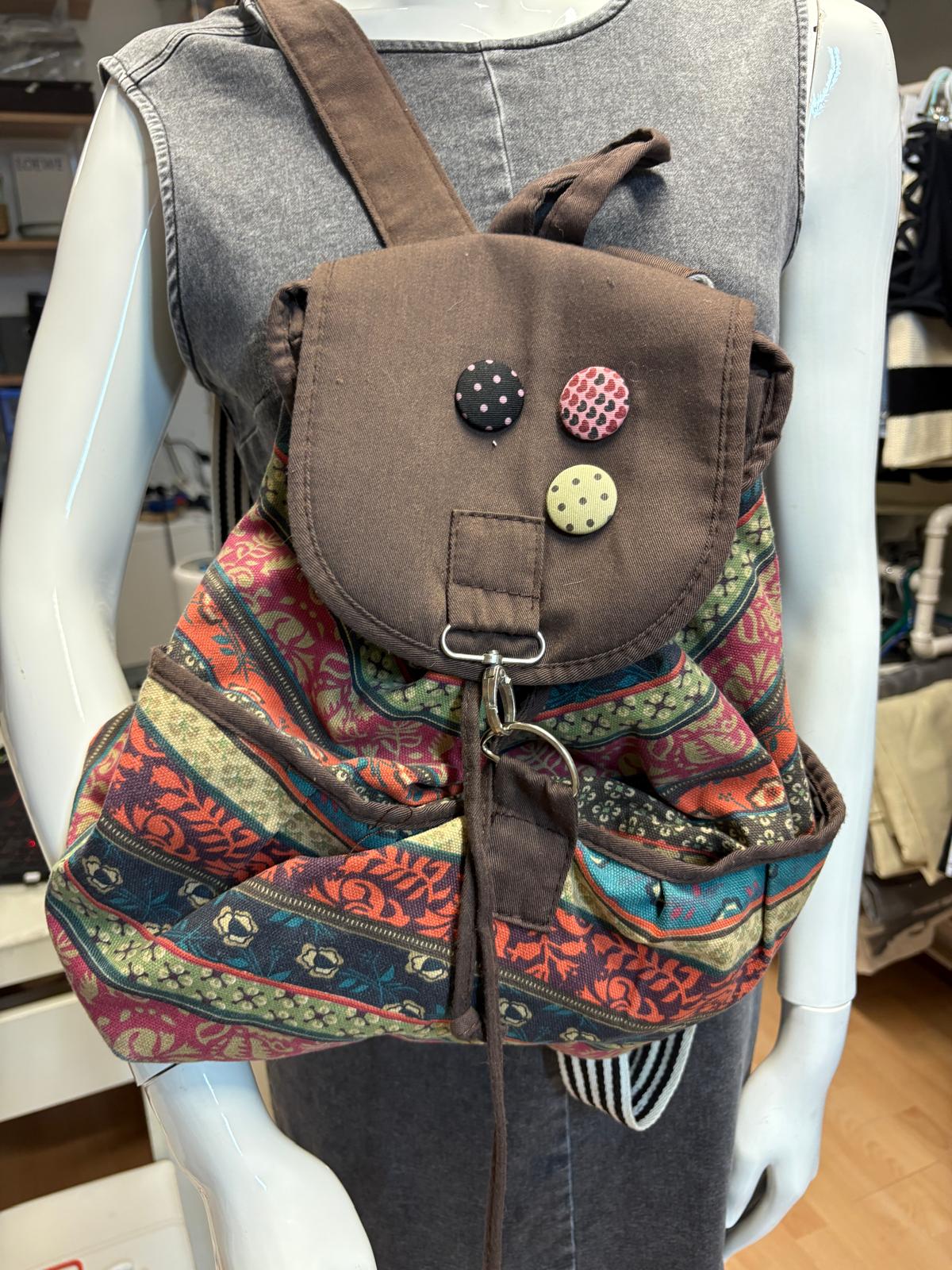 MOCHILA COLORES Y BOTONES