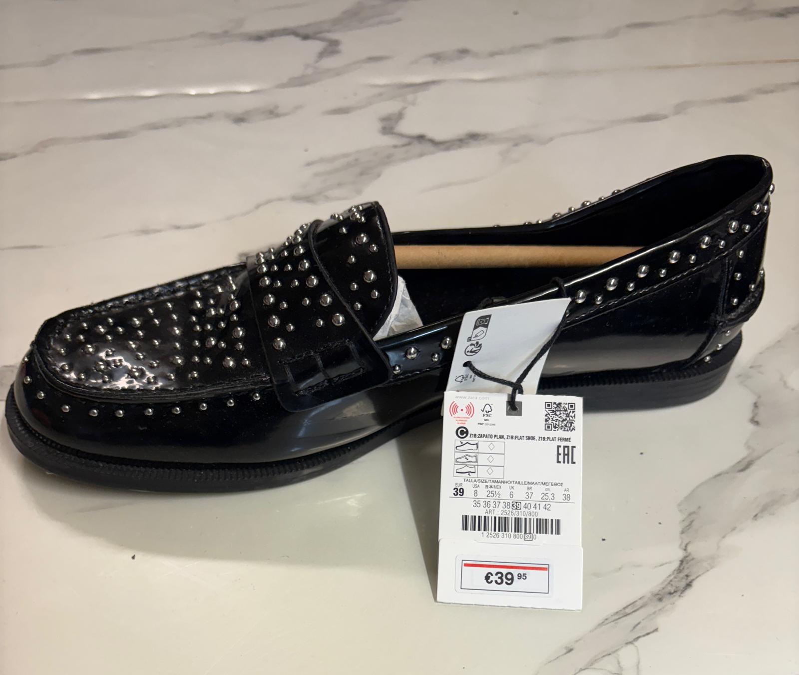 ZAPATO CON TACHUELAS ZARA