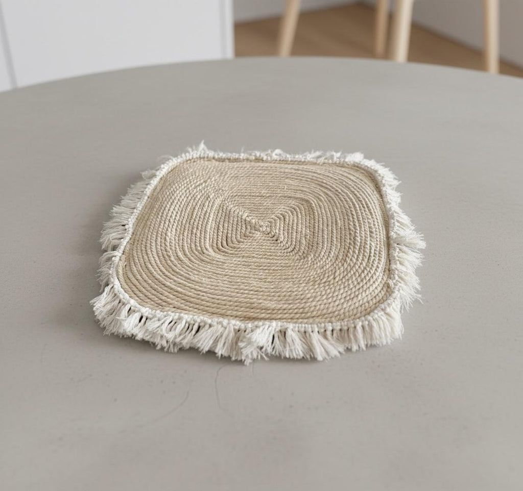 CENTRO DE MESA, MANTEL  CUADRADO CON CUERDA Y FLECOS  REF 17