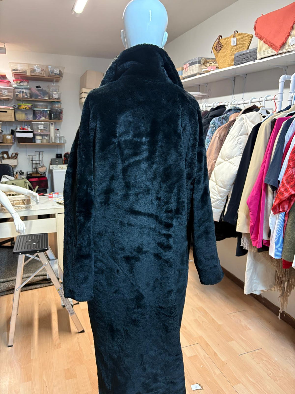 ABRIGO NEGRO DE PELO TALLA M