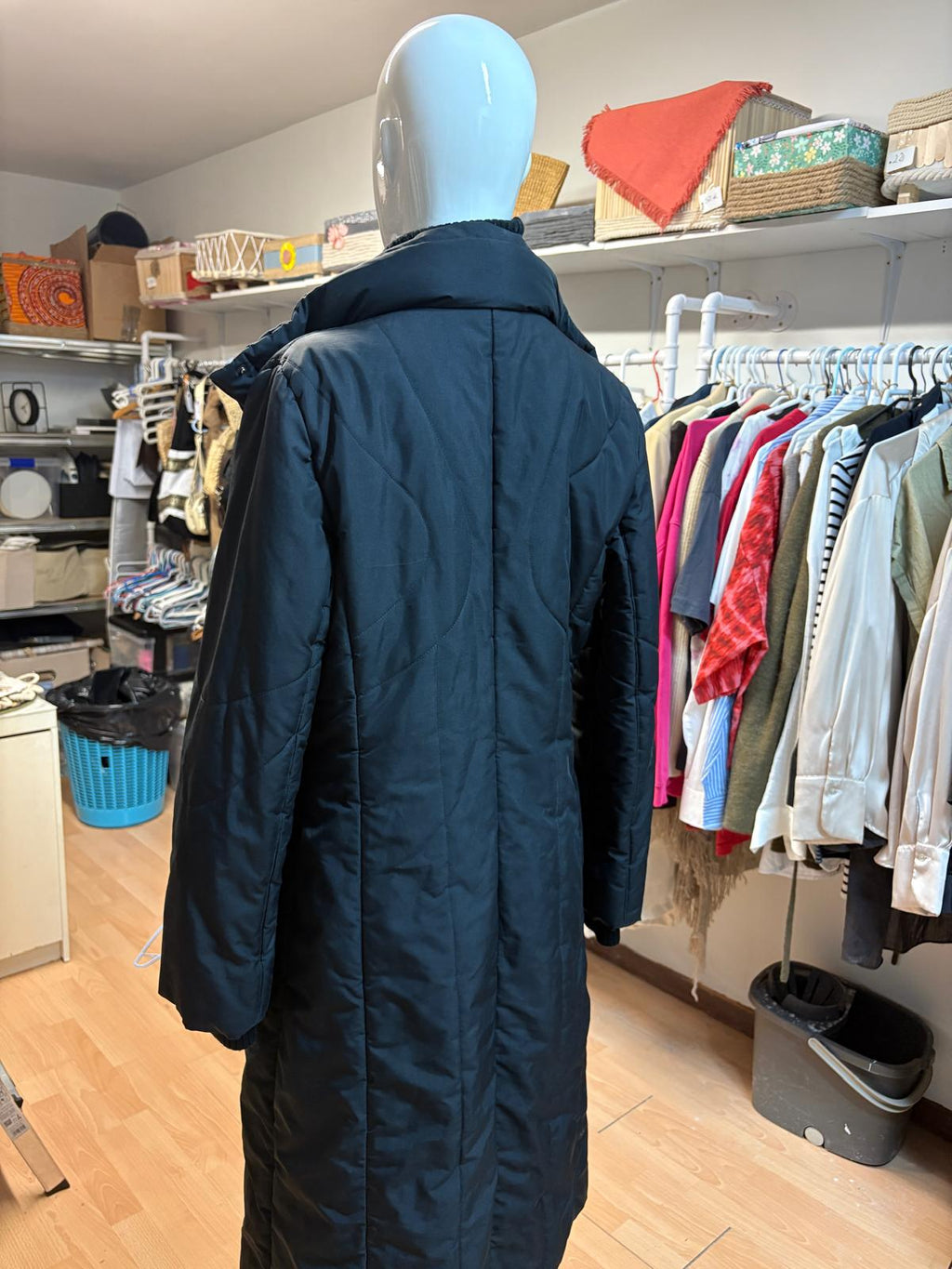 ABRIGO NEGRO ACOLCHADO LARGO MANGO