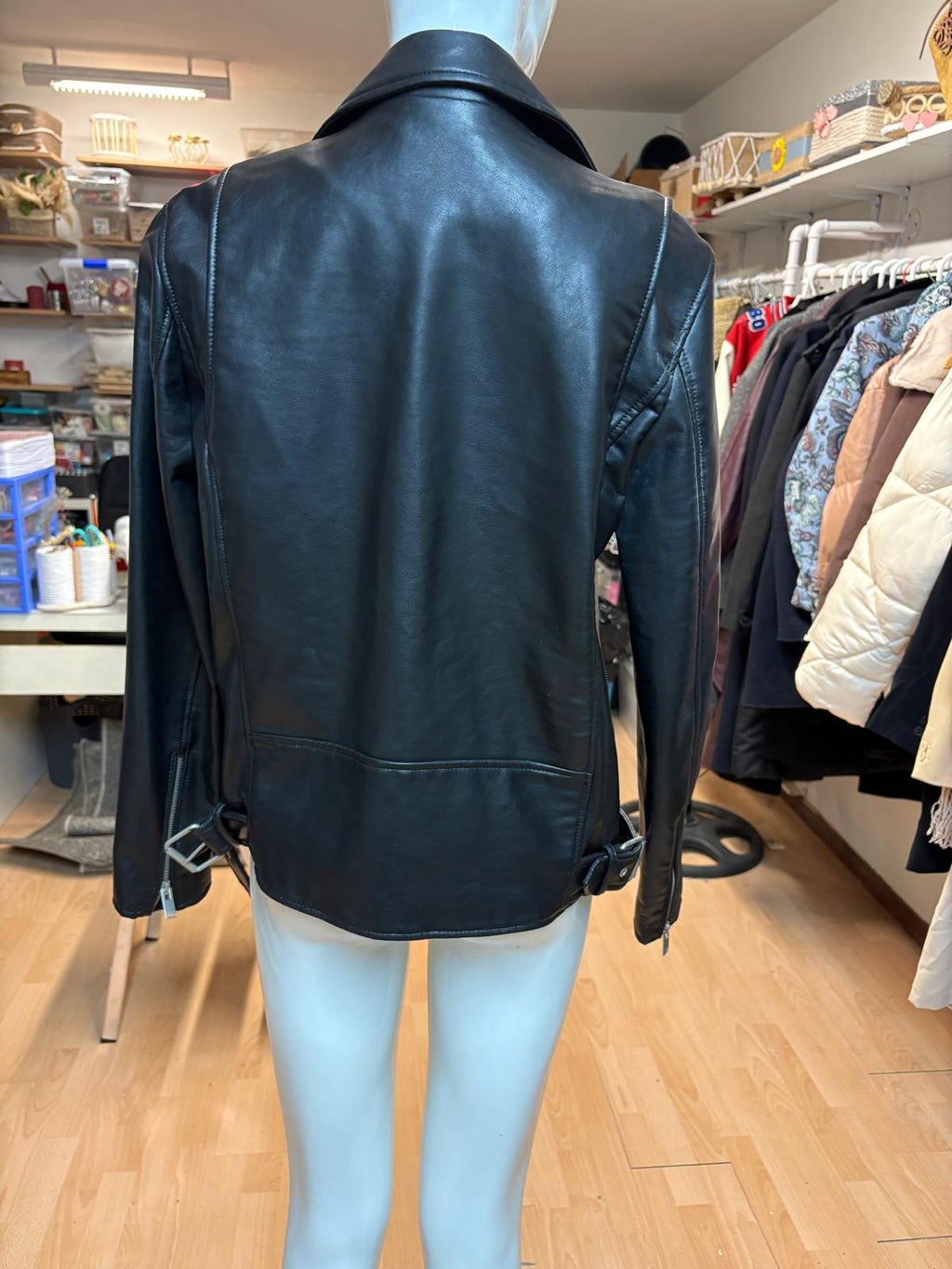 CHAQUETA TIPO PIEL CON CREMALLERAS TALLA S