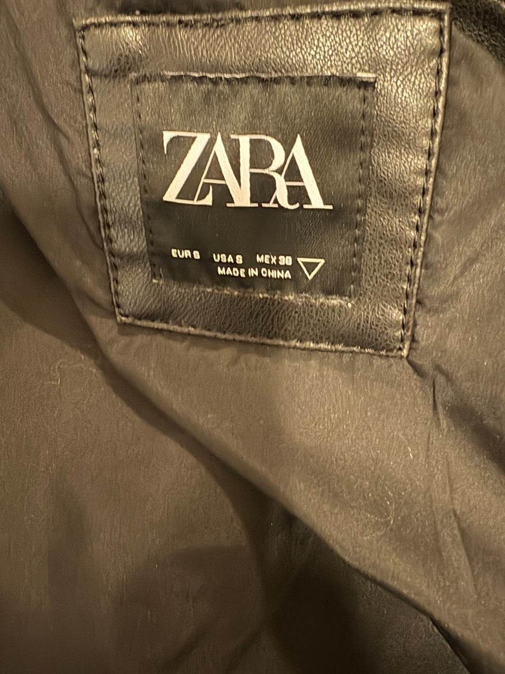 CHAQUETA TIPO PIEL CON CREMALLERAS TALLA S