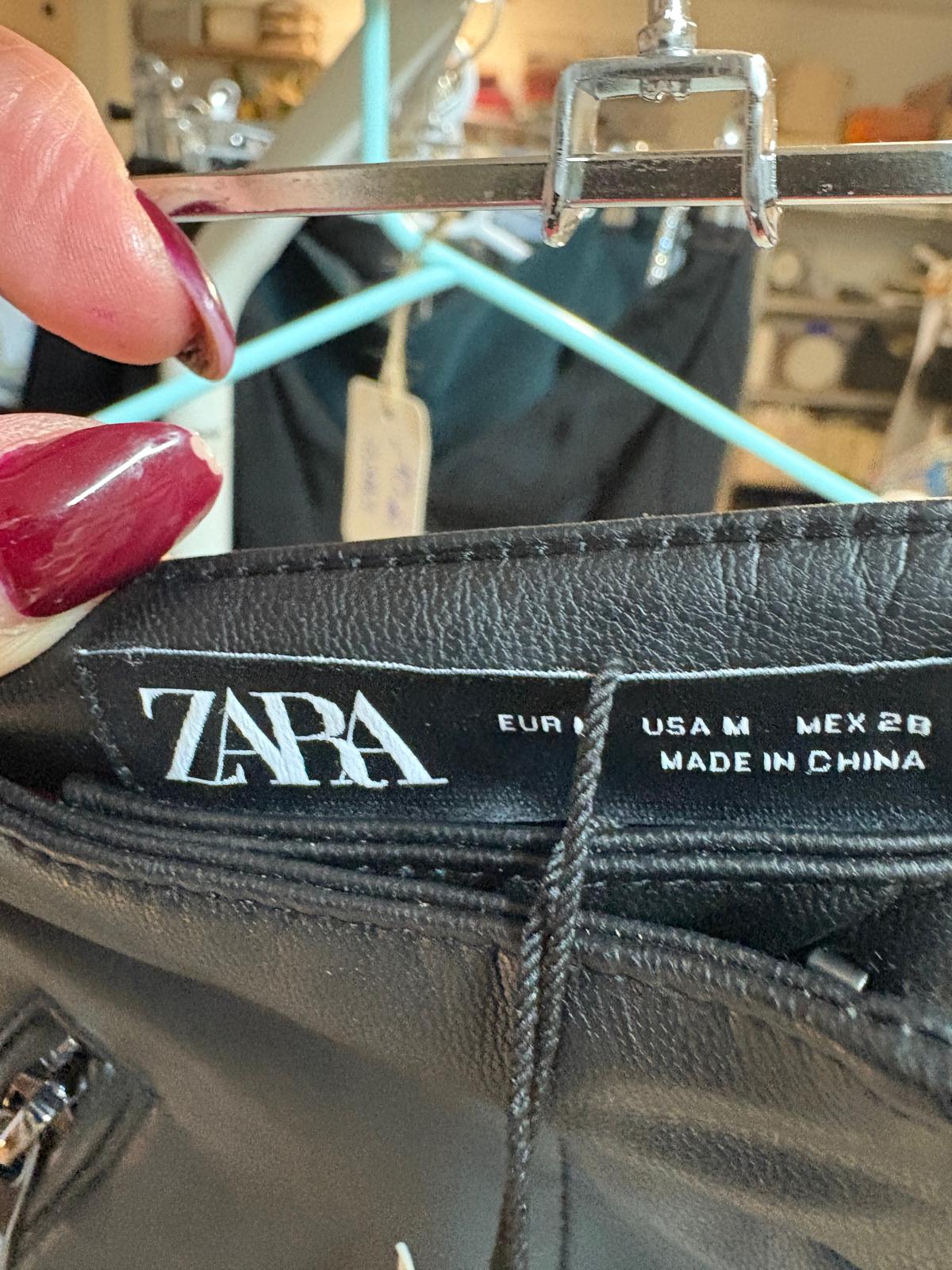 PANTALON TIPO MOTERA NEGRO Y ROSA BERSHKA