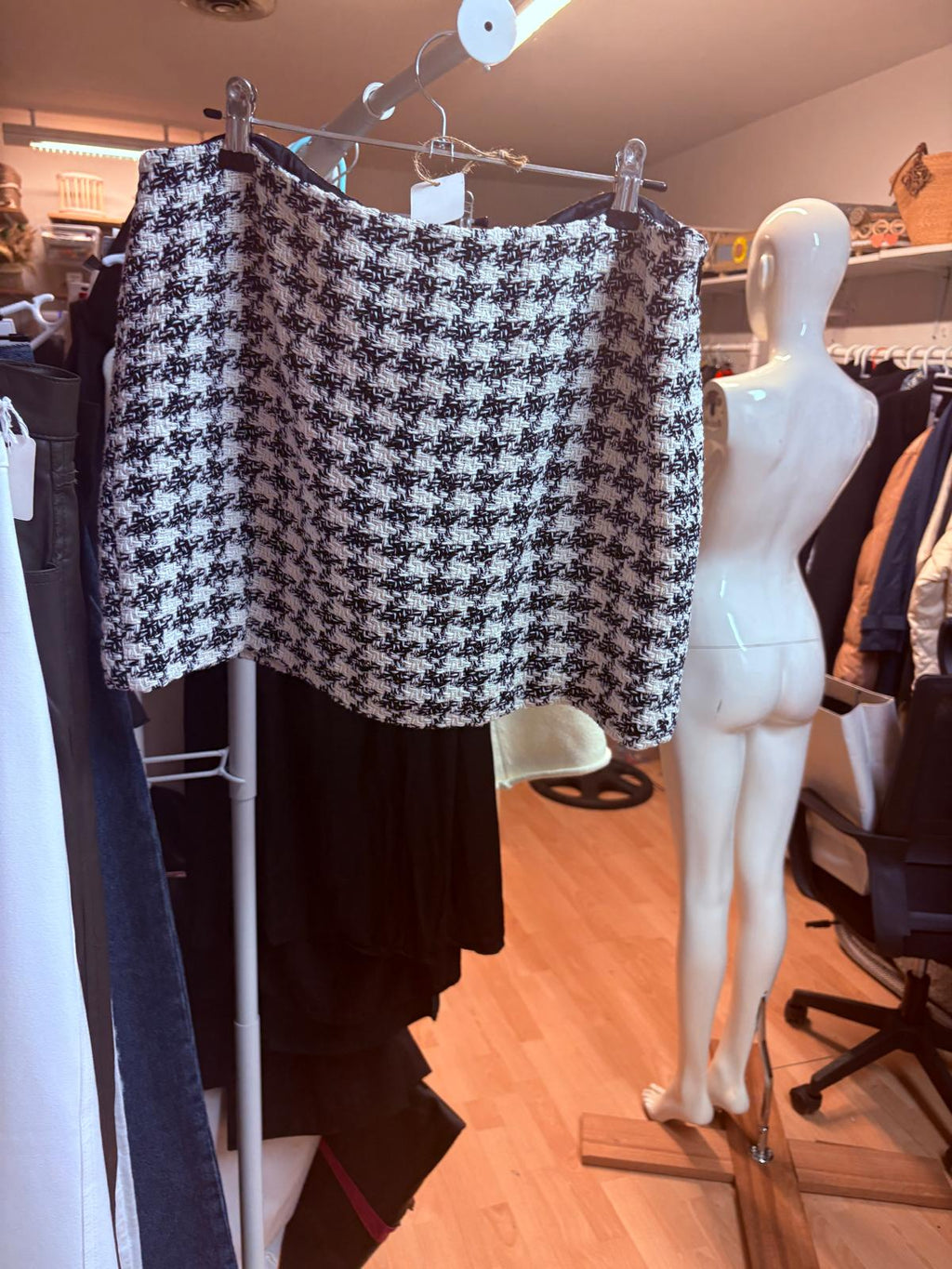 FALDA  NEGRO Y BLANCA MANGO