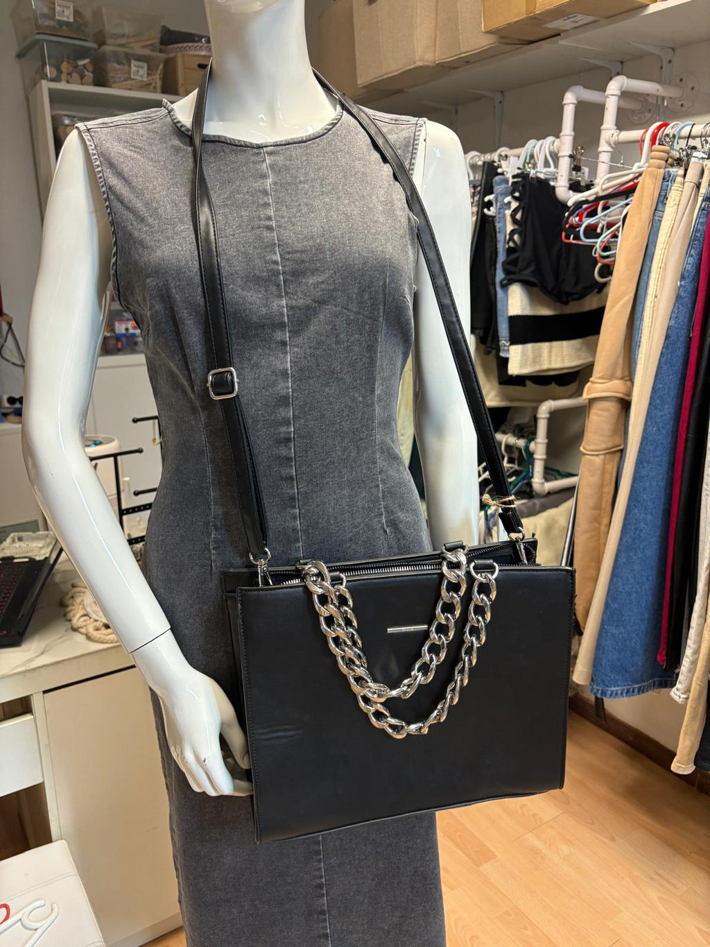 BOLSO NEGRO CON CADENA BERSHKA