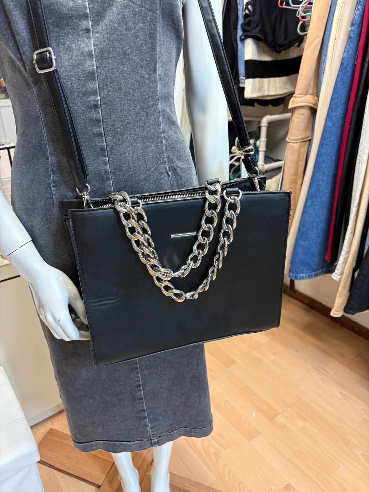BOLSO NEGRO CON CADENA BERSHKA
