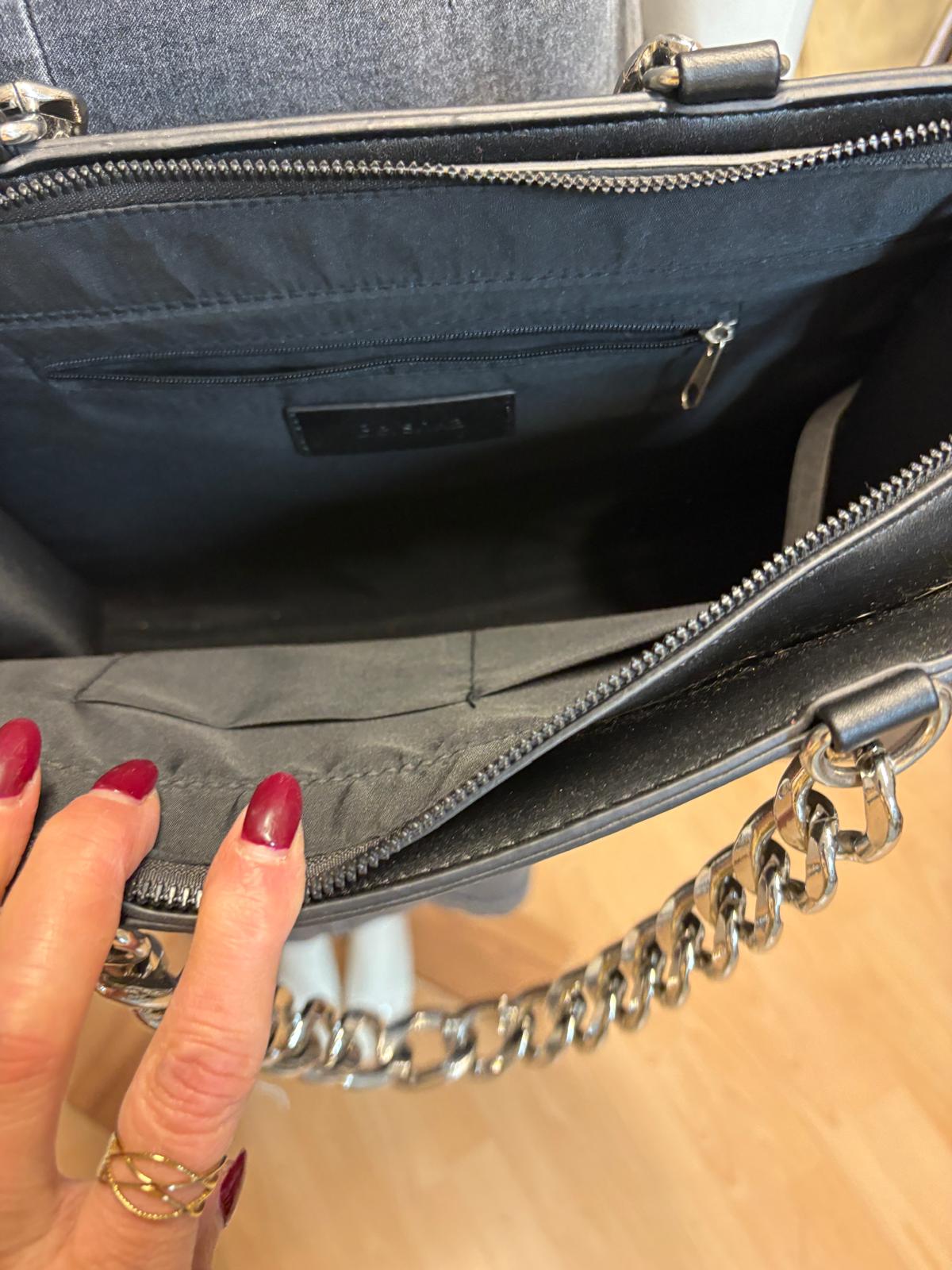 BOLSO NEGRO CON CADENA BERSHKA