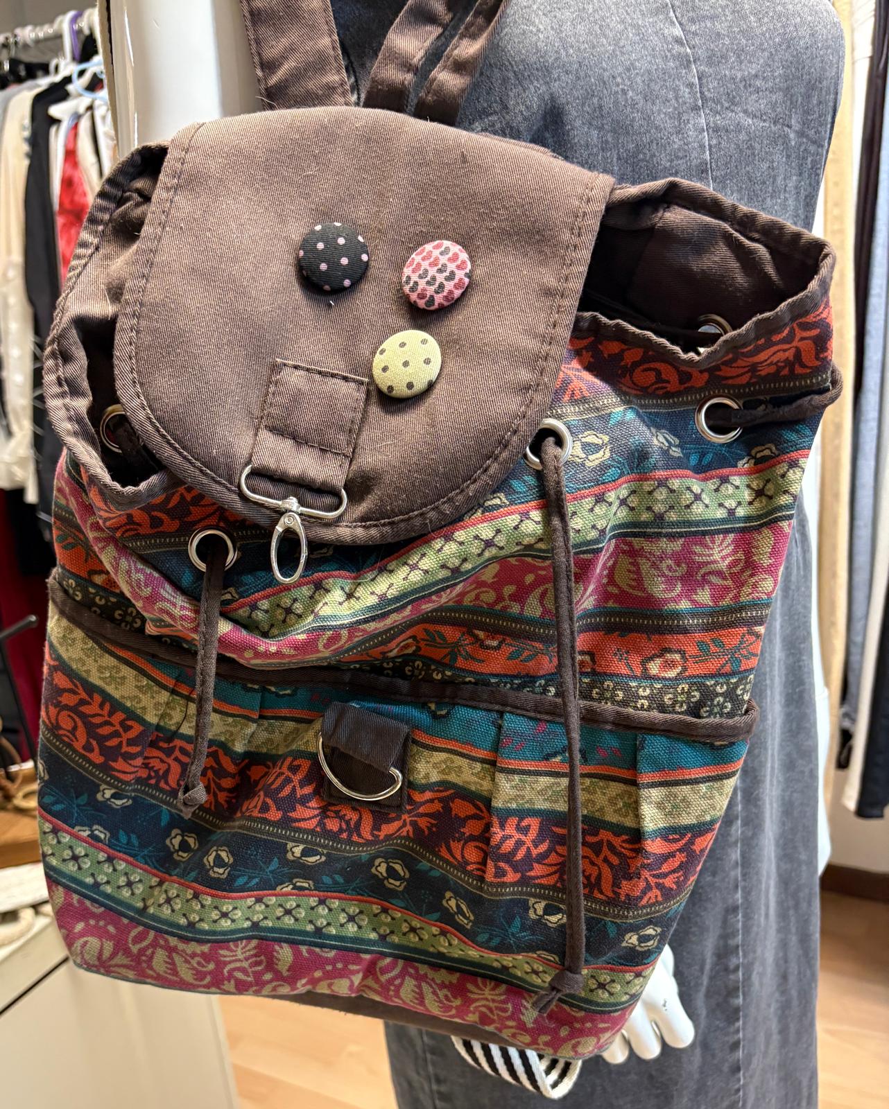 MOCHILA COLORES Y BOTONES