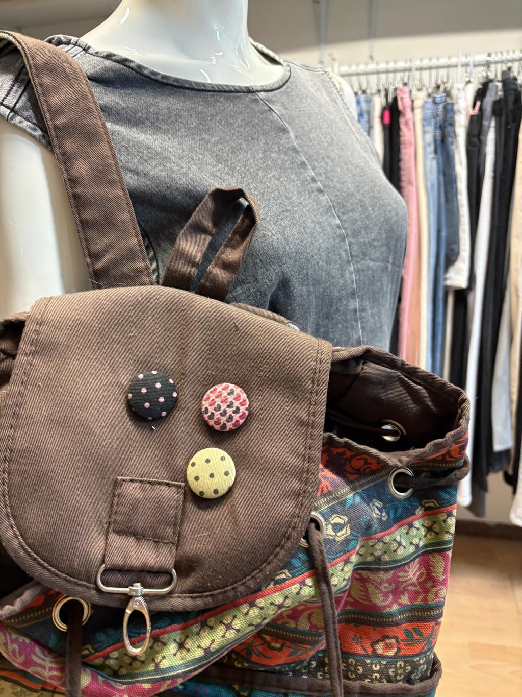 MOCHILA COLORES Y BOTONES