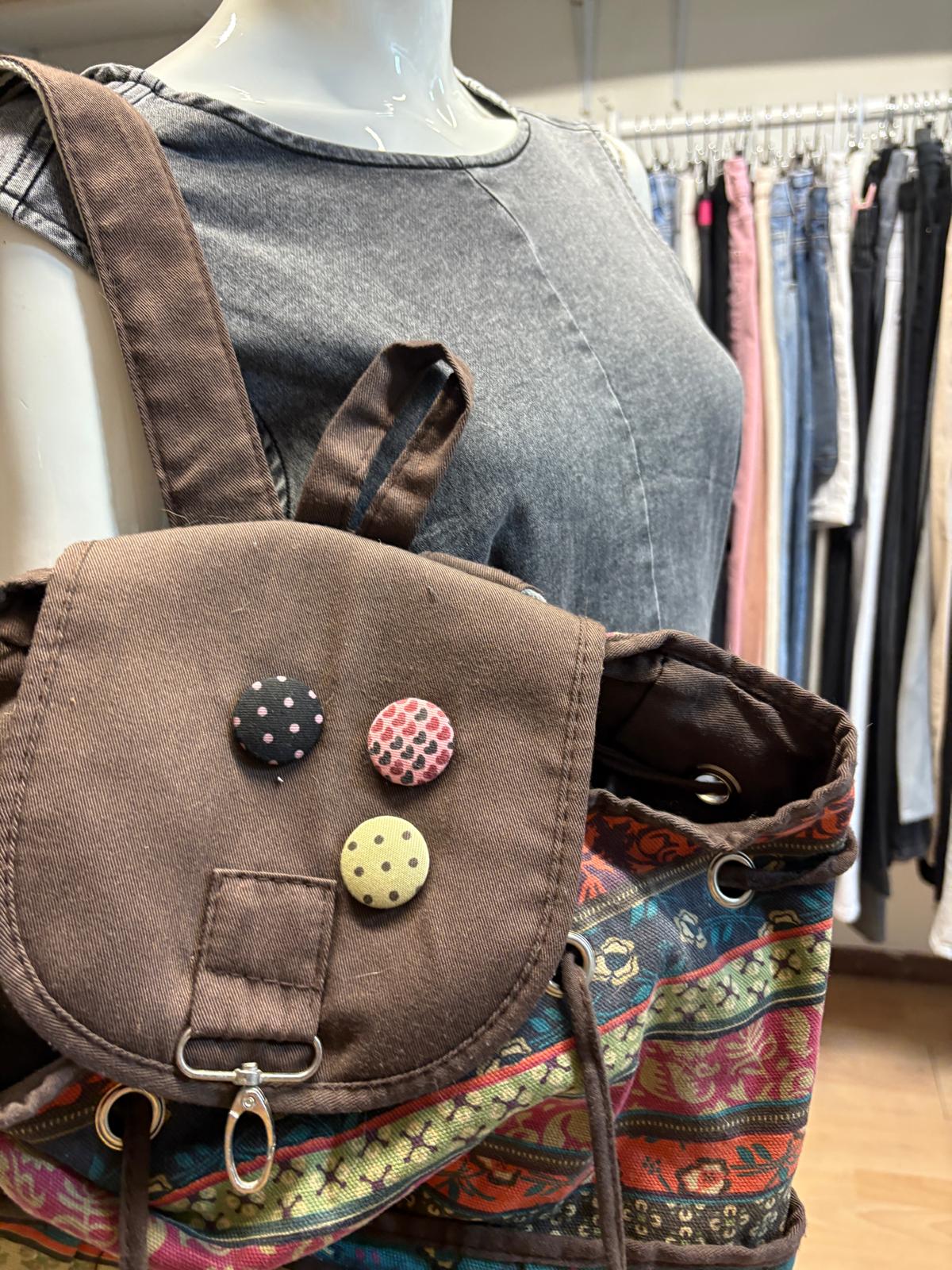 MOCHILA COLORES Y BOTONES