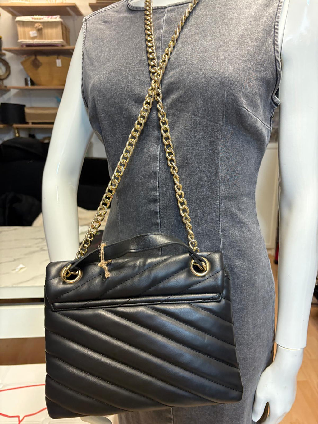 BOLSO NEGRO  CADENA DORADA PRIMARK