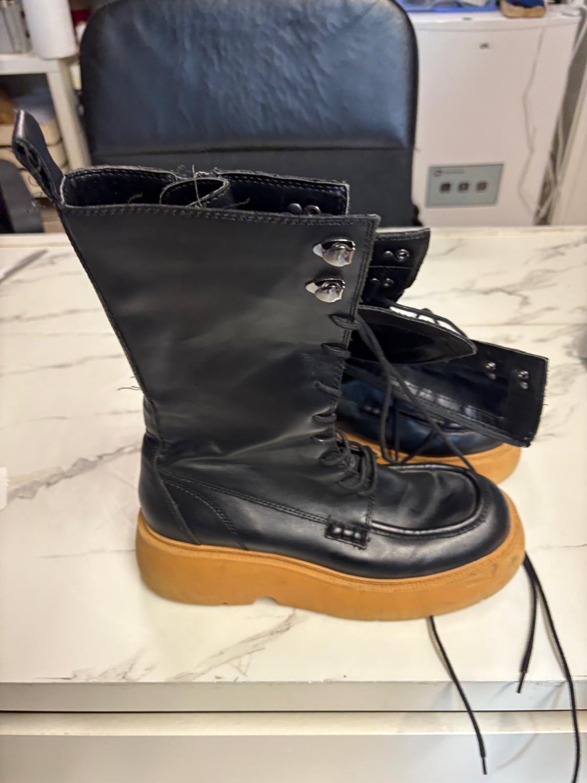 BOTA NEGRA  MANGO