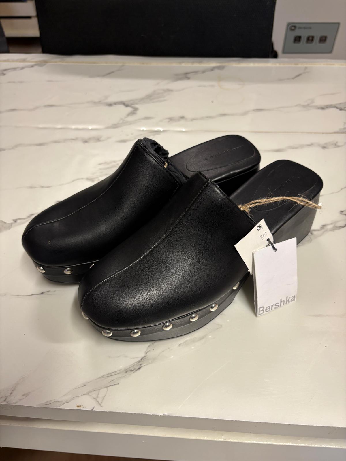 ZUECOS NEGROS BERSHKA