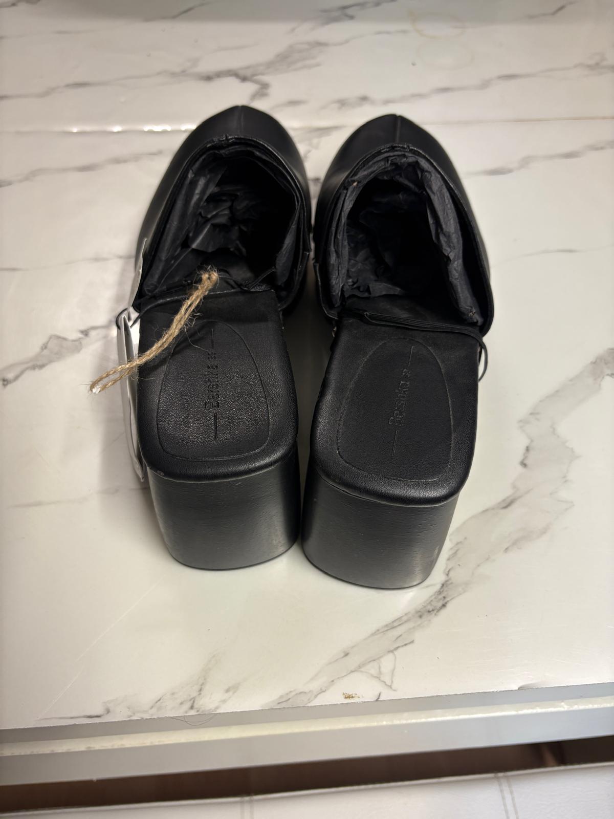 ZUECOS NEGROS BERSHKA