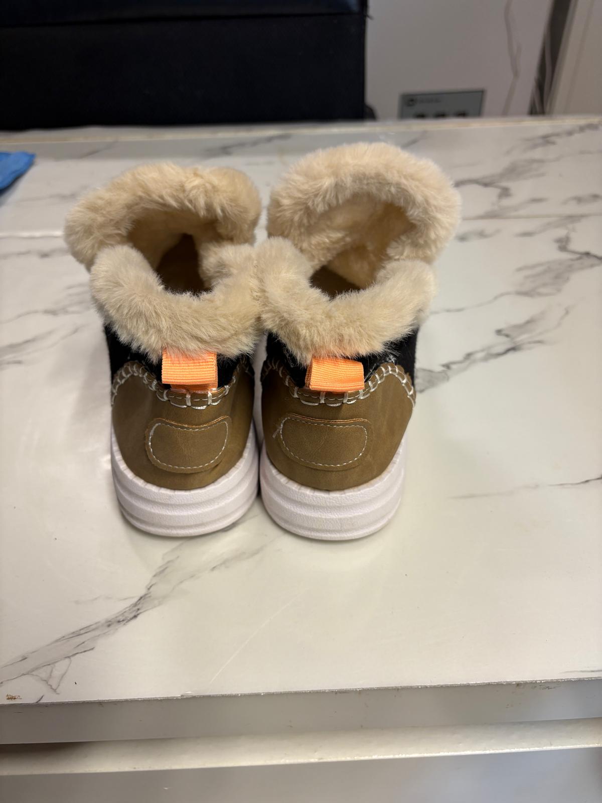 BOTA PELO GRIS Y MARRON SHEIN