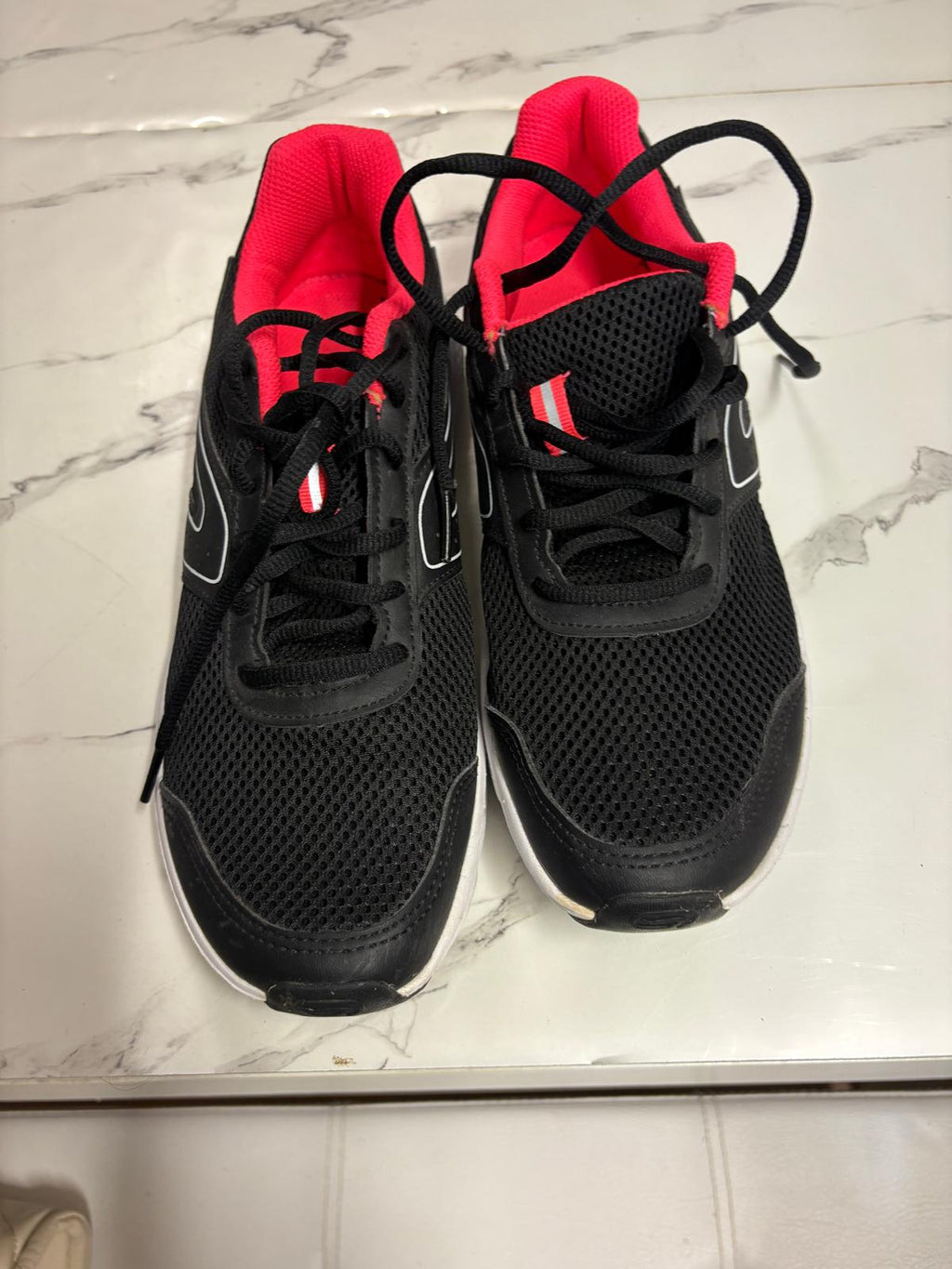 BAMBA DEPORTIVA DECATHLON NEGRA Y ROJA