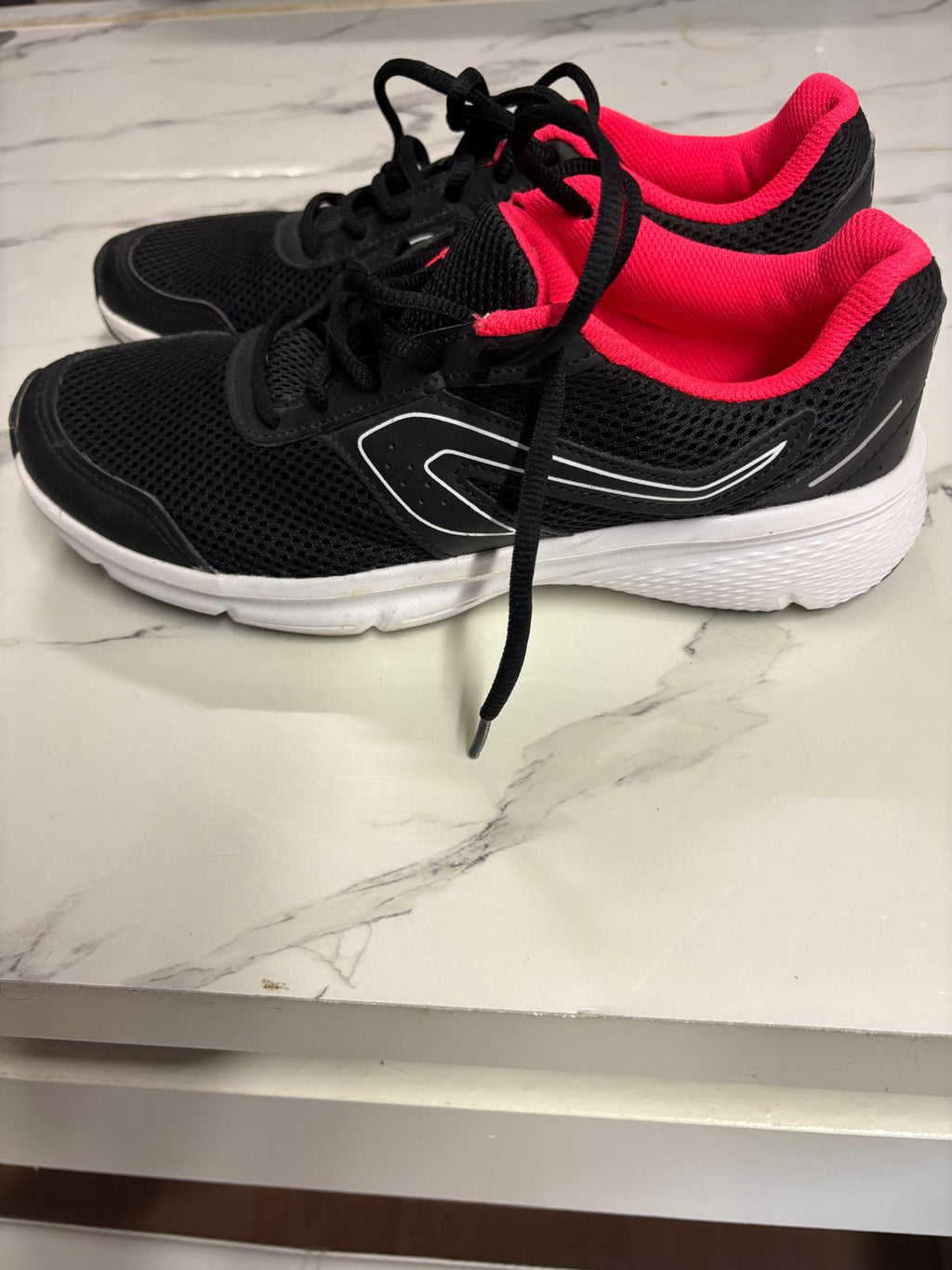 BAMBA DEPORTIVA DECATHLON NEGRA Y ROJA