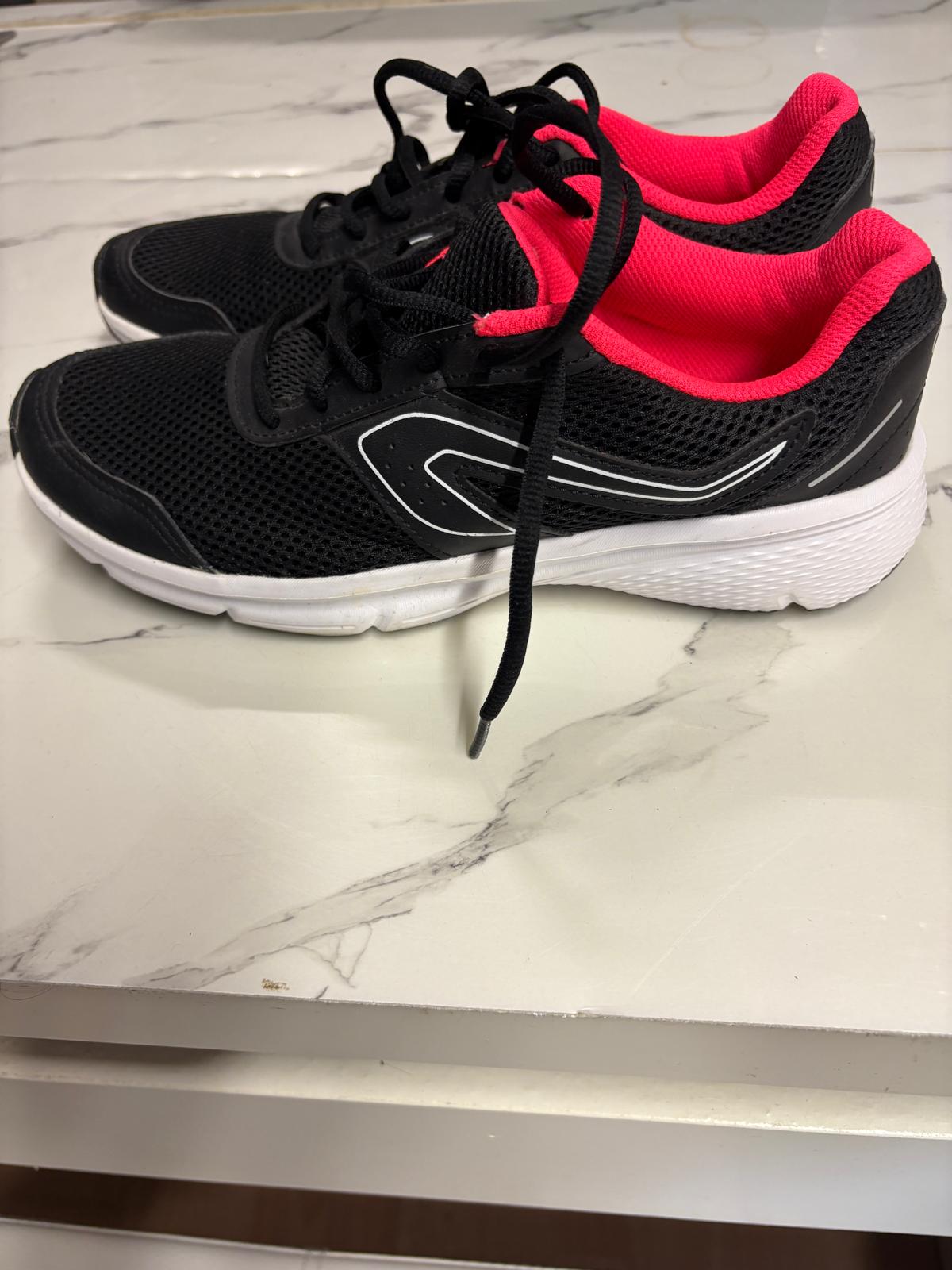 BAMBA DEPORTIVA DECATHLON NEGRA Y ROJA