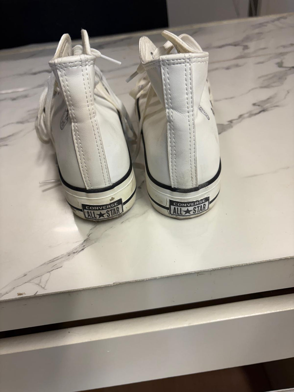 BOTAS DEPORTIVAS BLANCAS SEMI NUEVAS