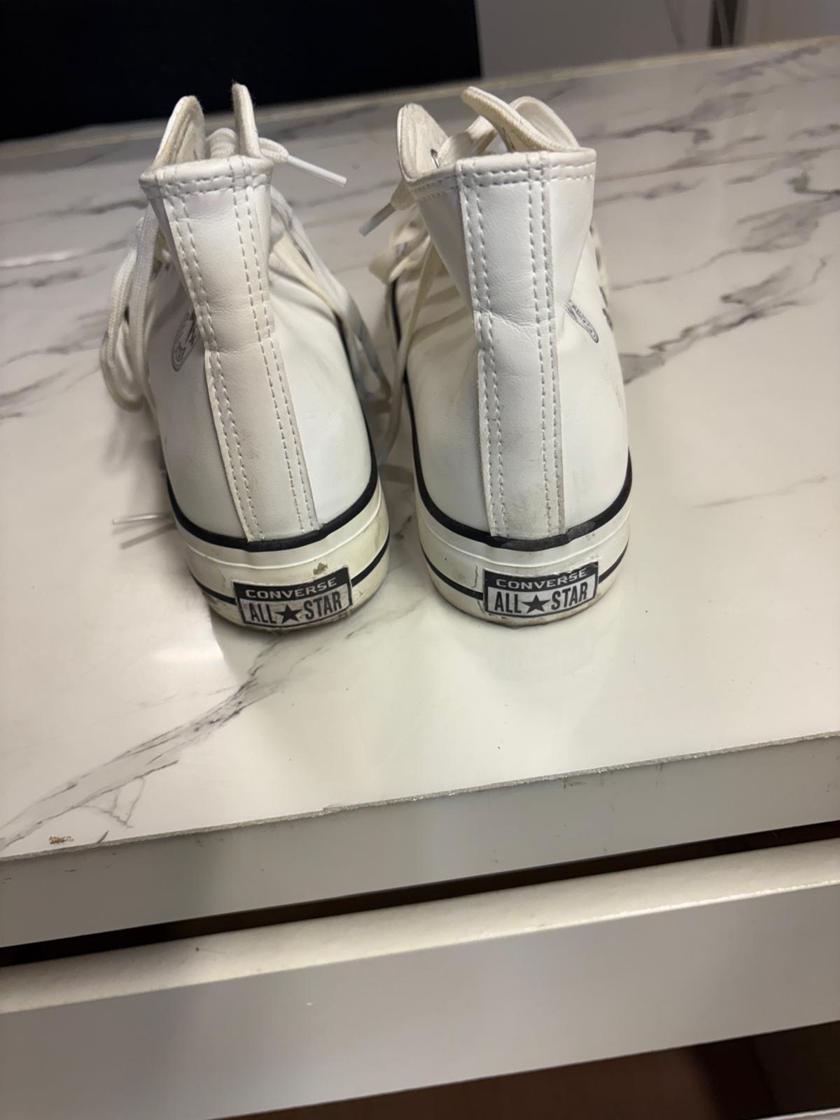 BOTAS DEPORTIVAS BLANCAS SEMI NUEVAS