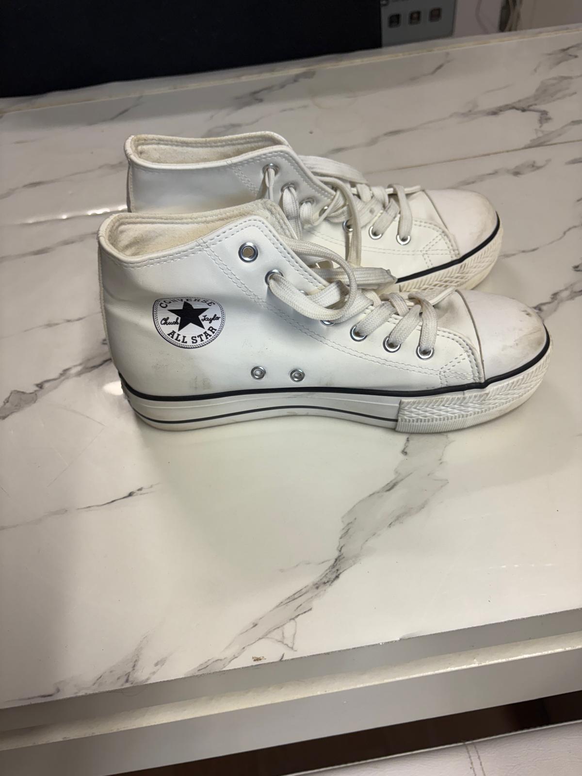 BOTAS DEPORTIVAS BLANCAS SEMI NUEVAS