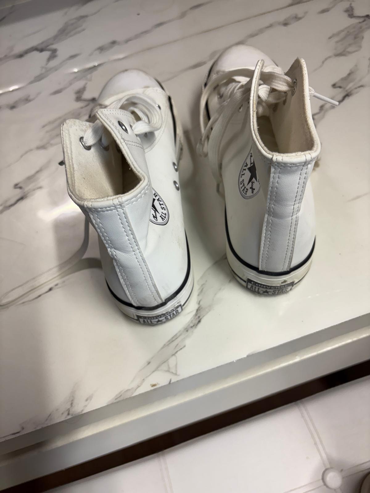 BOTAS DEPORTIVAS BLANCAS SEMI NUEVAS