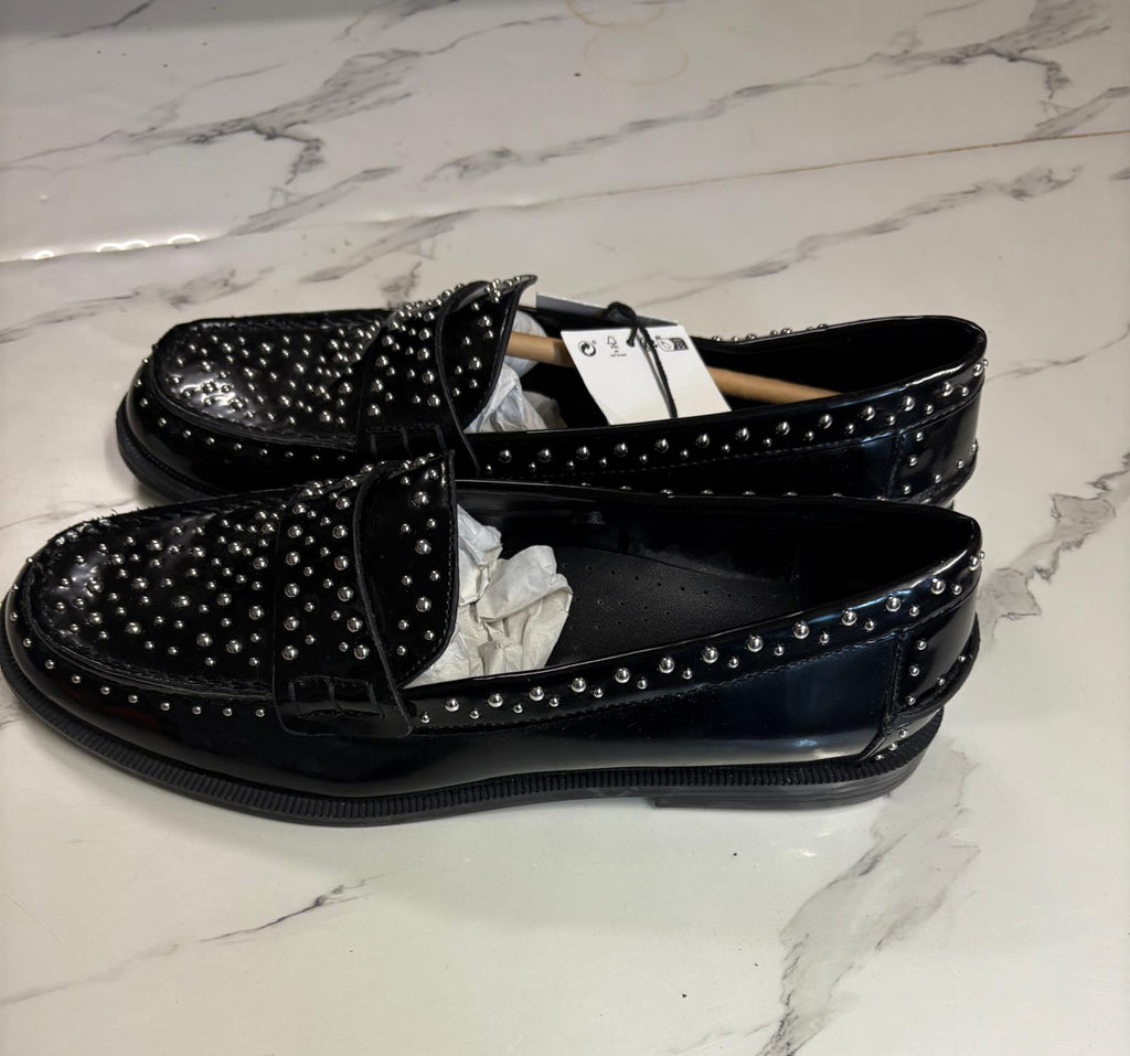 ZAPATO CON TACHUELAS ZARA