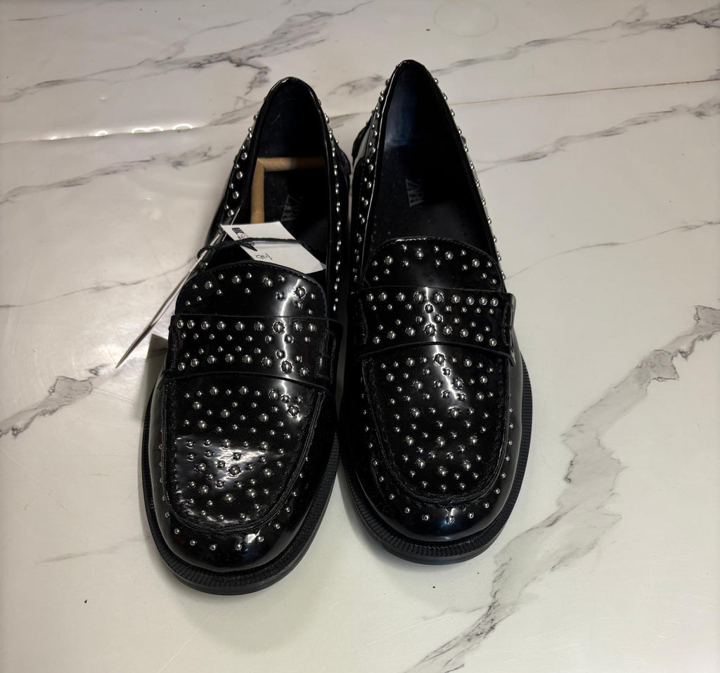 ZAPATO CON TACHUELAS ZARA