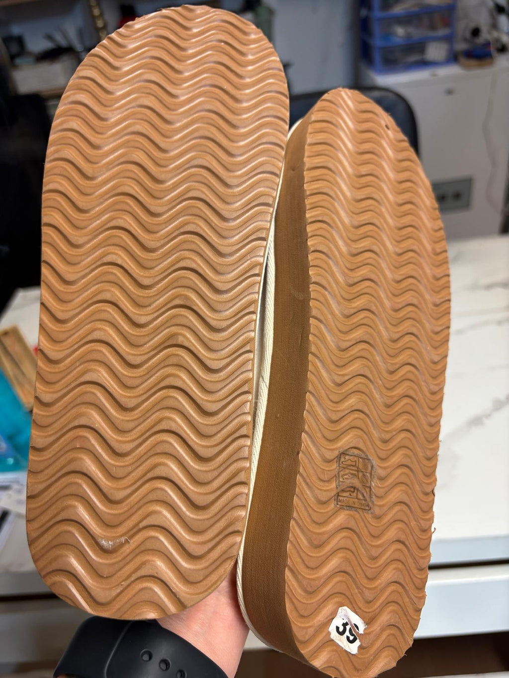 ZAPATILLA DE PELO CREMA PRIMARK