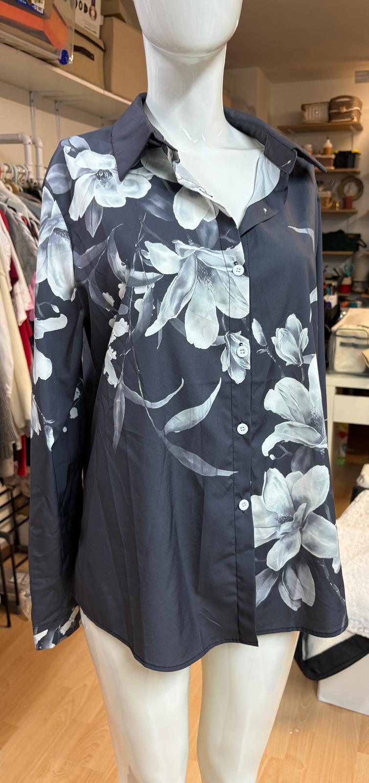 BLUSA NEGRA FLOREADA SHEIN