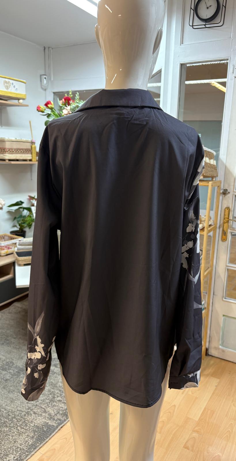 BLUSA NEGRA FLOREADA SHEIN