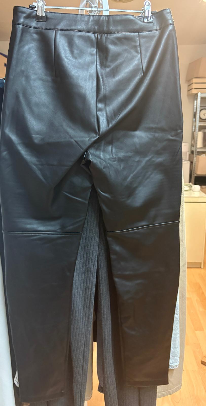 PANTALON NEGRO TIPO PIEL BERSHKA