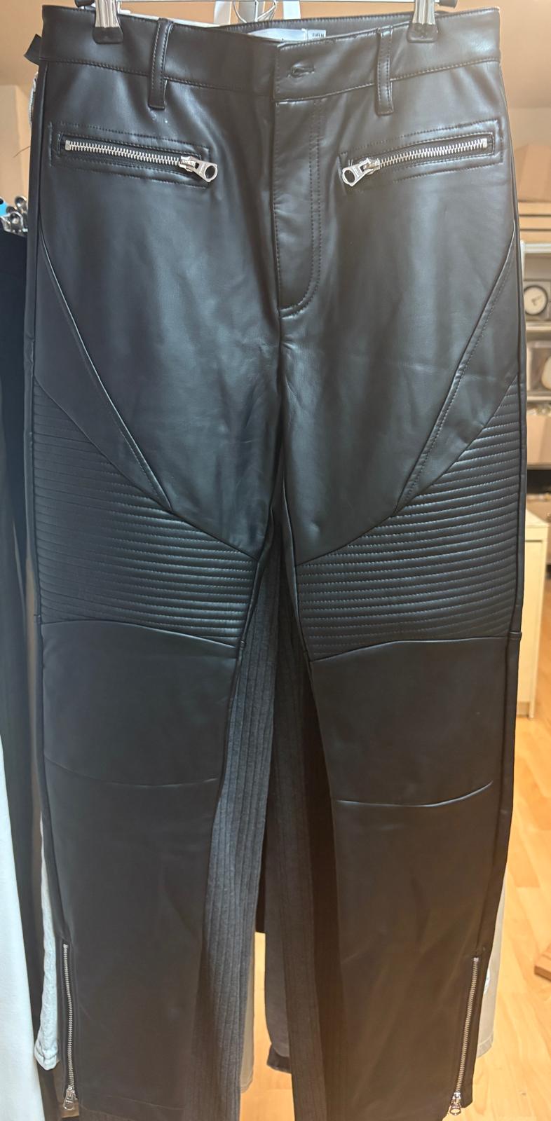 PANTALON NEGRO TIPO PIEL BERSHKA